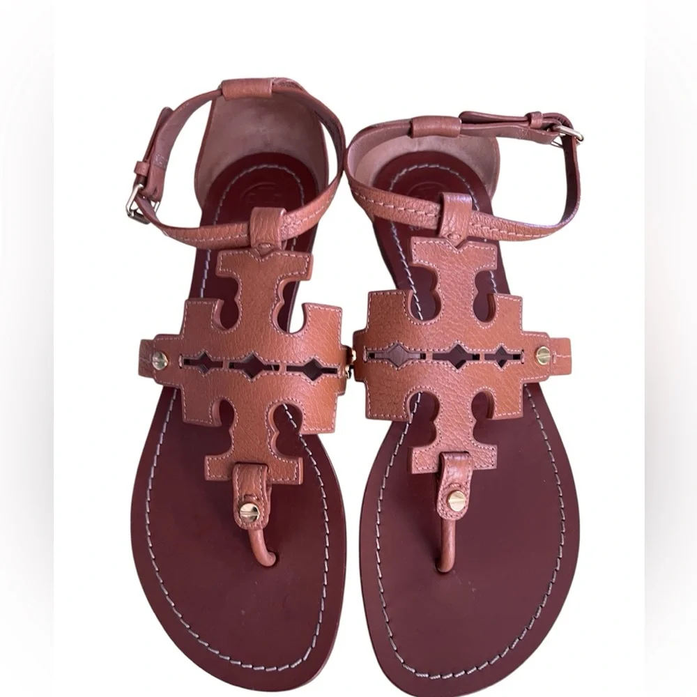 Tory Burch Phoebe flat thong sandals in a royal tan brown leather. Size 9.5